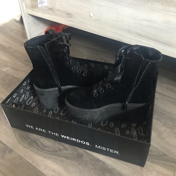 Killstar Shoes - Kill Star Vampire Kiss platform boots.